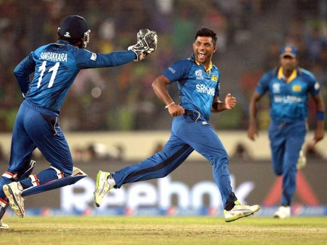 Sri Lanka's Seekkuge Prasanna (C) celebrates the wicket of West Indies' Lendl Simmons with wicketkeeper Kumar Sangakkara (L) during their ICC World Twenty20 match at the Sher-e-Bangla National Cricket Stadium in Dhaka. (FP Photo)