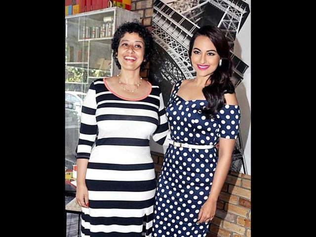 Bollywood actor and cancer survivor Manisha Koirala unveiled the 7th anniversary cover of health magazine Prevention. Sonakshi Sinha was also present at the event. Check out the pics.