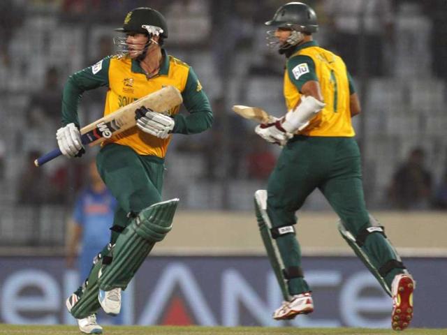 South Africa's Quinton de Kock and Hashim Amla run between the wickets against India during their semi-final match in the ICC Twenty20 World Cup at the Sher-E-Bangla National Cricket Stadium in Dhaka. (Reuters Photo)