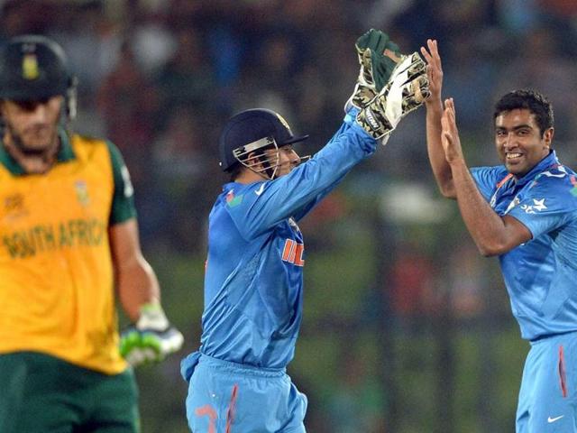 Ravichandran Ashwin (R) celebrates the wicket of South Africa's Hashim Amla with MS Dhoni (C) during their ICC World Twenty20 match against South Africa at the Sher-e-Bangla National Cricket Stadium in Dhaka. (AFP Photo)