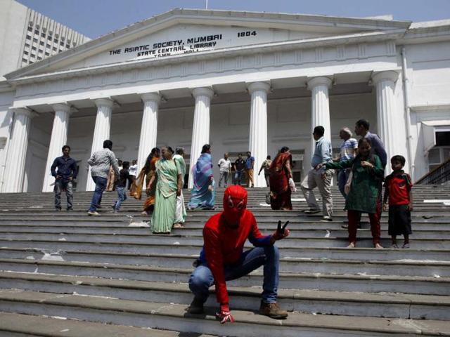 Indian spiderman climber, Gaurav Sharma who will contest Lok Sabha elections as an independent candidate from South Mumbai poses as he arrives to file his nomination papers in Mumbai. (HT Photo/Kunal Patil)
