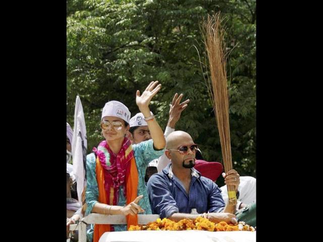 Raghu Ram campaigns for Gul Panag in Chandigarh. (HT PHOTO)