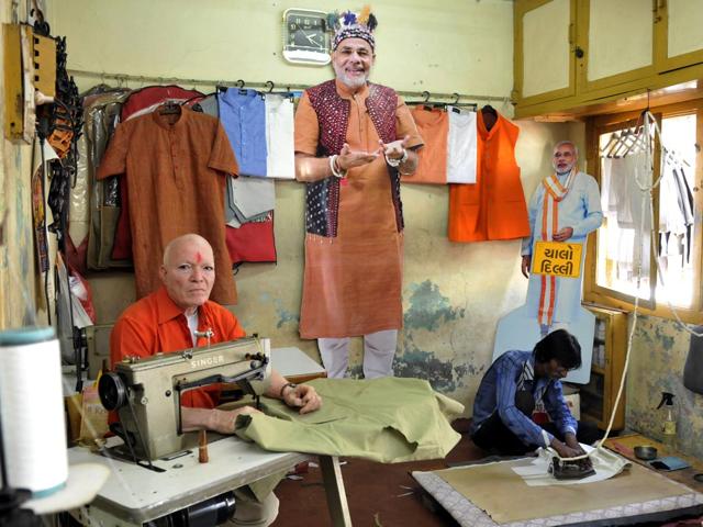Sangam tailor proprietor Kanahiya Ji Chouhan (71), who still stitches Narendra Modi’s kurta in Dahod, Gujarat. (Amit K Jaiswal/HT photo)
