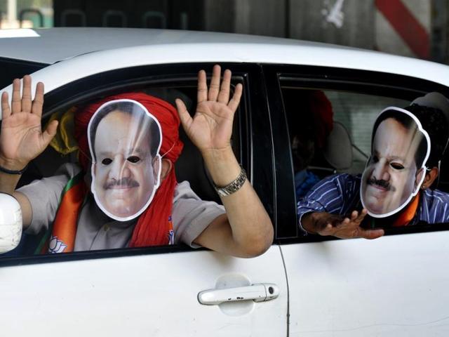 BJP supporters in Kashvapuram Area of New Delhi during a promotional drive for the party. (Sonu Mehta/HT photo)