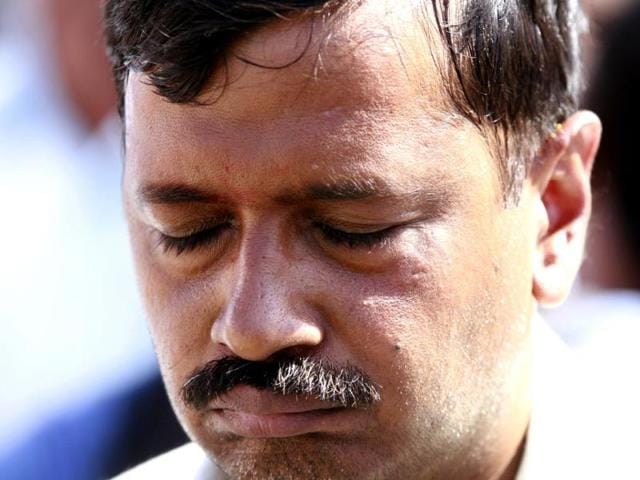 AAP leader Arvind Kejriwal sits at Mahatma Gandhi's samadhi, Rajghat, after he was slapped by an auto driver in New Delhi. (Ajay Aggarwal/HT photo)
