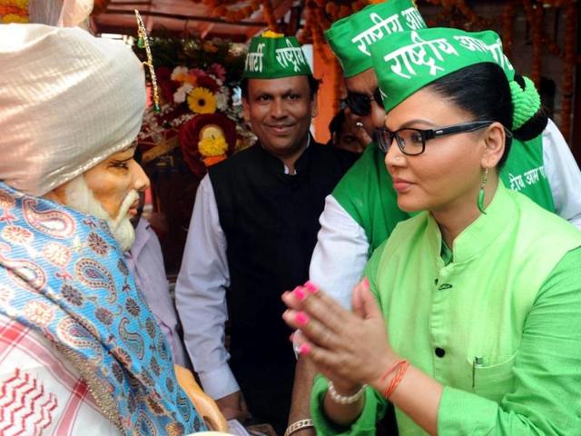 Bollywood actress and Rashtriya Aam Party candidate Rakhi Sawant seeks blessings at a temple while campaigning in Mumbai. (AFP photo)