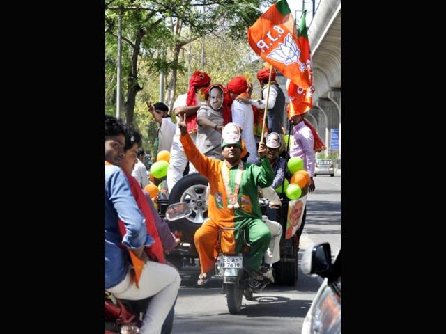 BJP supporters in Kashvapuram Area of New Delhi during a promotional drive for the party. (Sonu Mehta/HT photo)
