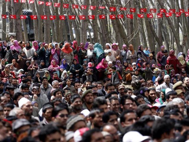 Supporters listen as Union minister Farooq Abdullah addresses an election rally on the outskirts of Srinagar. (Waseem Andrabi/HT photo)