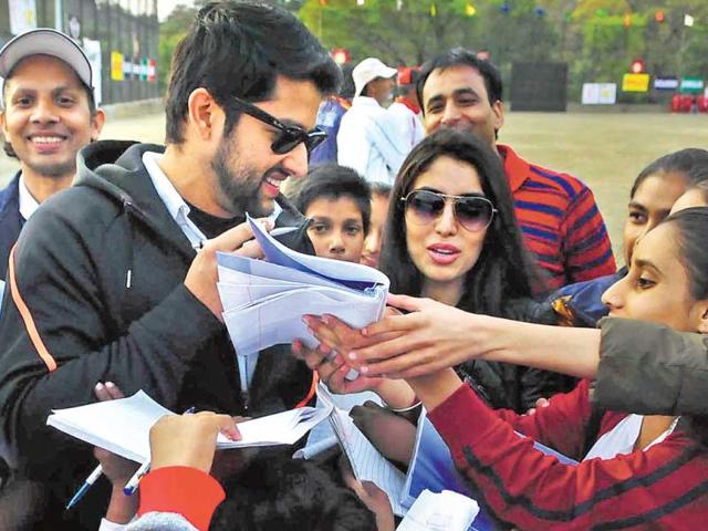 Aftab Shivadasani is surrounded by students for autographs. (HT PHOTO)