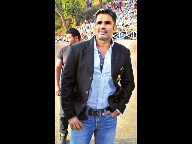 The actors and TV stars were divided into two teams led by actor Sunil Shetty and actor Rohit Roy respectively. (HT PHOTO)
