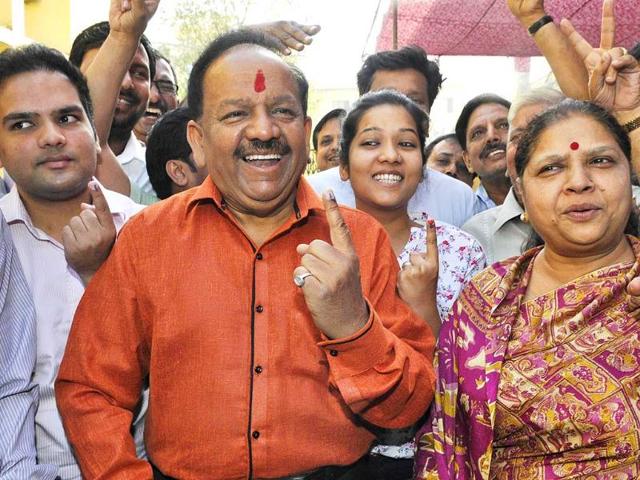 Bharatiya Janata Party (BJP) leader Harsh Vardhan poses after casting his vote at a polling booth in New Delhi. (HT Photo/Sonu Mehta)