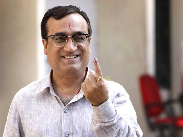 Ajay Maken after cast his vote, in New Delhi. (HT Photo/Ajay Aggarwal)