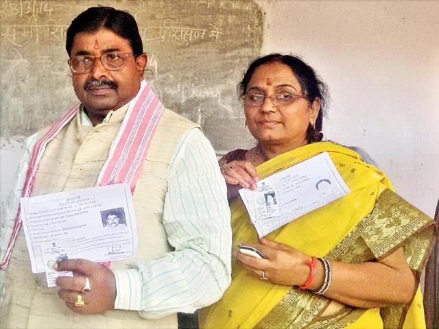 BJP-state-chief-Ravindra-Rai-with-his-wife-at-a-booth-at-Margoda-in-Giridih-on-Thursday-Binod-Kumar-Sharma-HT-Photo