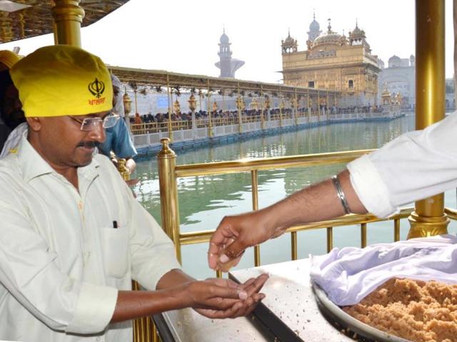 AAP convener Arvind Kejriwal pays obeisance at the Golden Temple in Amritsar during the start of his election campaign in Amritsar. (Sameer Sehgal/HT Photo)