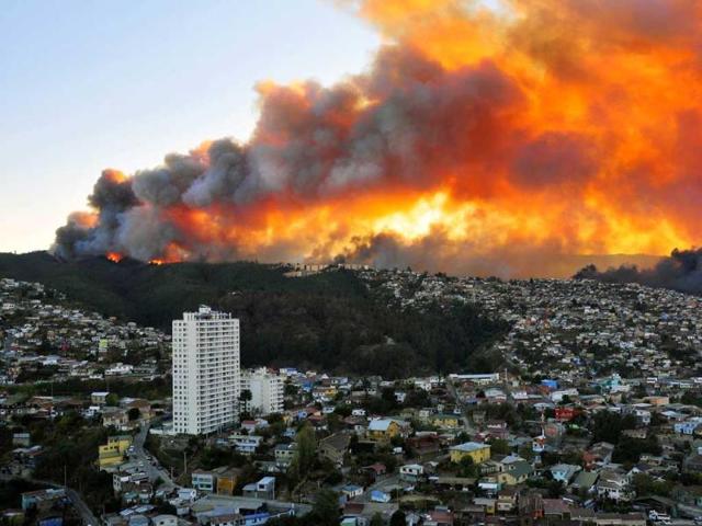 View of houses in flames during a fire in Valparaiso, 110 km west of Santiago, Chile. (AFP Photo)