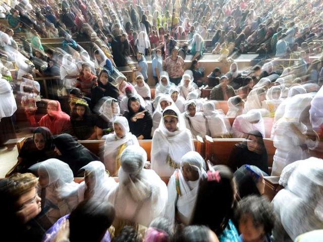 Orthodox Christians attend the Palm Sunday service on April 13, 2014 in Cairo, to celebrate the triumphant return of Jesus Christ to Jerusalem when a cheering crowd greeted him waving palm leaves the week before his death. (AFP Photo)