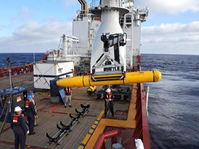 This handout image from the US Navy shows operators aboard ADF Ocean Shield moving US Navy’s Bluefin-21 into position for deployment in the search of missing Malaysia Airlines flight MH370. (AFP photo)