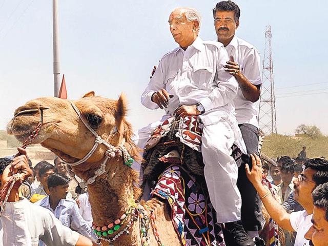BJP-rebel--Jaswant-Singh-who-is-fighting-the-LS-Polls-from-Rajasthan-s-Barmer-constituency-as-an-independent-candidate-campaigns-on-a-camel-HT-Photo BJP-rebel--Jaswant-Singh-who-is-fighting-the-LS-Polls-from-Rajasthan-s-Barmer-constituency-as-an-independent-candidate-campaigns-on-a-camel-HT-Photo
