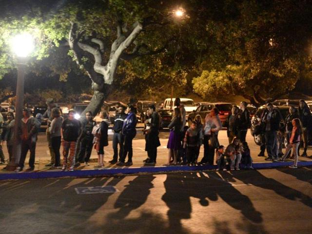 People wait in line to board shuttle buses that will transport them to the Griffith Park Observatory to witness the lunar eclipse from Los Angeles. (Reuters Photo)