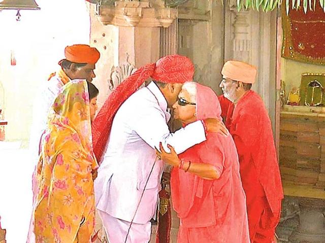 Congress-candidate-Chandresh-Kumari-being-greeted-by-her-brother-Gaj-Singh-in-Jodhpur-HT-Photo Congress-candidate-Chandresh-Kumari-being-greeted-by-her-brother-Gaj-Singh-in-Jodhpur-HT-Photo