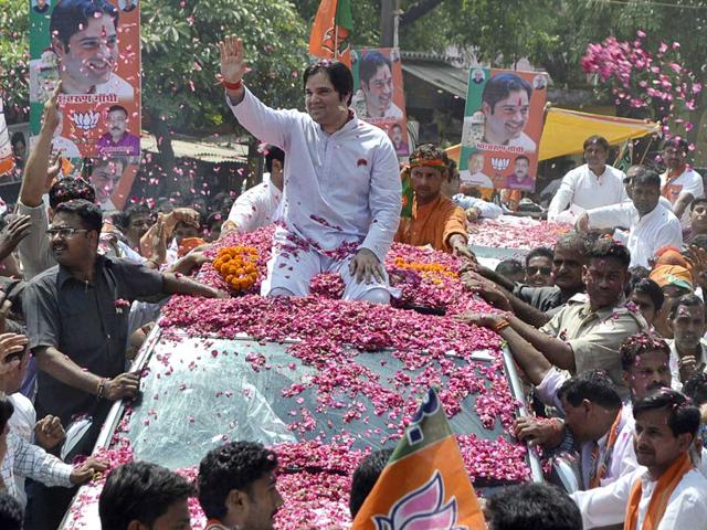 BJP candidate Varun Gandhi during his road show before filing his nomination from Sultanpur constituency. (HT Photo)