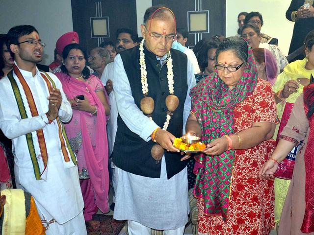 BJP Lok Sabha candidate Arun Jaitley along with wife Sangeet Jaitley and daughter Sonali Jaitley at a havan at Green Avenue area in Amritsar. (Sameer Sehgal/ HT Photo)