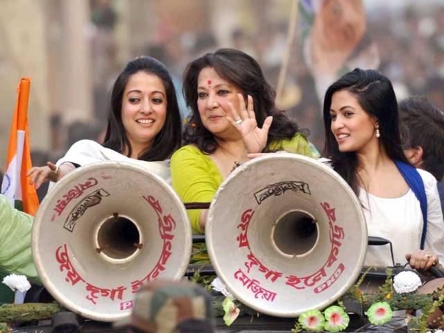 TMC bankura candridate Moon Moon Sen with her daughters Riya Sen and Raima Sen Road show at Mejia Bankura, West Bengal. (HT photo/Subhankar Chakraborty) TMC bankura candridate Moon Moon Sen with her daughters Riya Sen and Raima Sen Road show at Mejia Bankura, West Bengal. (HT photo/Subhankar Chakraborty)