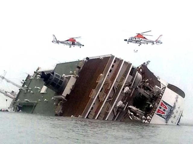 Helicopters head to aid 476 passengers and crew aboard a South Korean ferry sinking on its way to Jeju island from Incheon, some 20kms off the island of Byungpoong in Jindo. (AFP Photo)