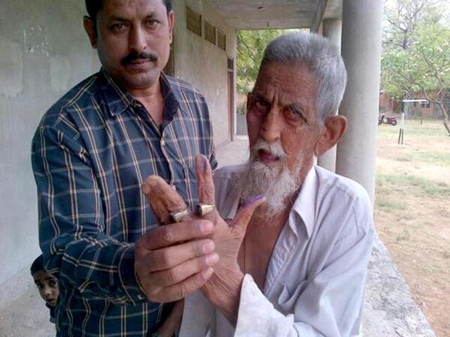 Eighty-year-old Abdul Wahid returns after casting his vote in Jaipur. (HT photo/Sachin Saini)