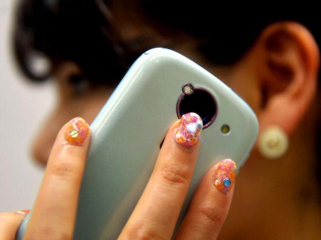The Lumi Deco Nail's LED can flash light when the Near Field Connection (NFC) signal is nearby. The NFC devices are used in Android smartphone, mobile wallet, smart card reader, videogame controler and such NFC enabled devices. (AFP)