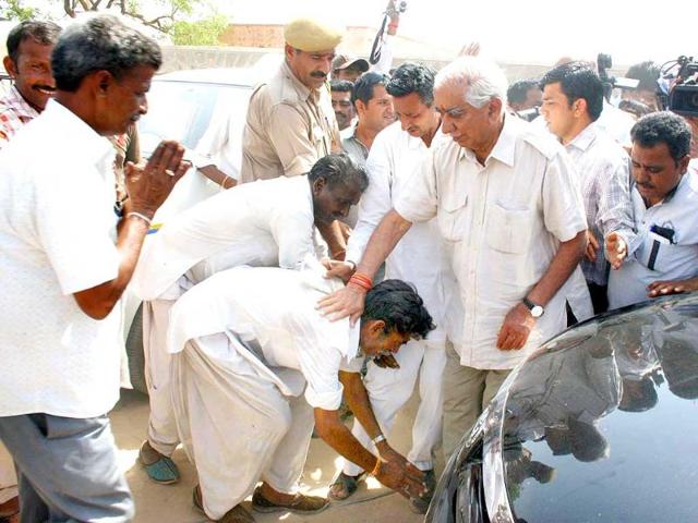 Supporters touch Jaswant Singh's feet as he arrives to cast his vote in Lok Sabha polls, in Barmer, Rajasthan. (HT photo)