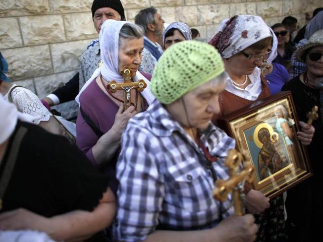 Christian Orthodox worshipers pray holding wooden crosses and icons during the Good Friday procession along the Via Dolorosa (Way of Suffering) in Jerusalem's Old City. (AFP photo)