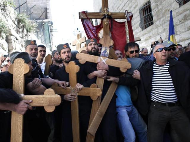 Christian Orthodox worshipers hold wooden crosses during the Good Friday procession along the Via Dolorosa (Way of Suffering) in Jerusalem's Old City. (AFP photo)