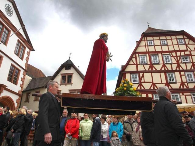 Members of a craftsmen guilds carry a statue of Jesus Christ during a Good Friday procession in Lohr am Main, western Germany. (AFP photo)