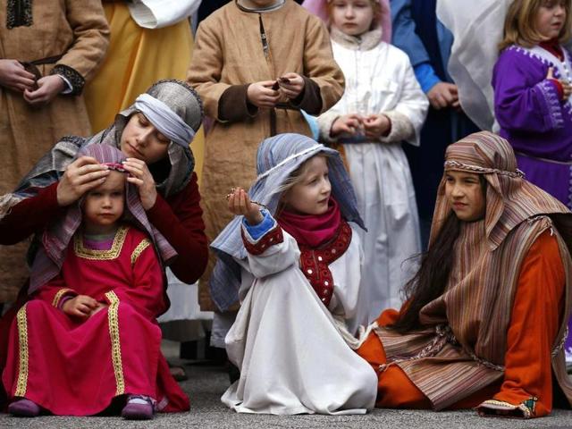 Members of the Italian community take part in a re-enactment of the crucifixion of Jesus Christ on Good Friday in Bensheim, southwest of Frankfurt. (Reuters photo)