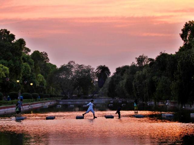 Children enjoy weather at Rajpat in New Delhi. (HT photo/Arun Sharma)