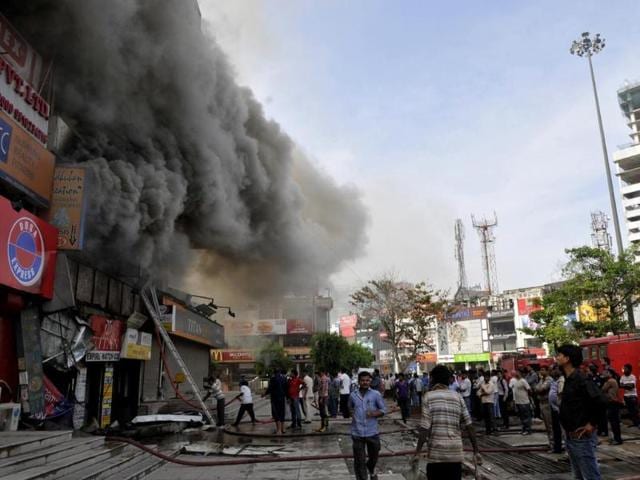 A major fire broke out at Krishna complex building in sector 18, Noida spreading to three floors. (HT photo/Sunil Ghosh)