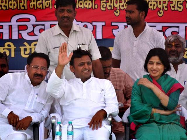 Uttar Pradesh CM Akhilesh Yadav and Dimple Yadav during an election rally in support of Lal Singh Tomar in Kanpur. (HT photo/Manoj Yadav)