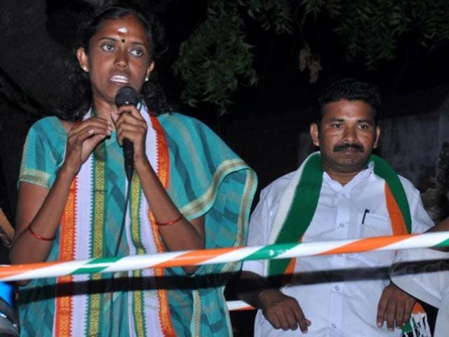 Congress candidate S Jothimani campaigning for Lok Sabha election at Viralimalai, in Karur.(HT photo/Rathan Kumar)