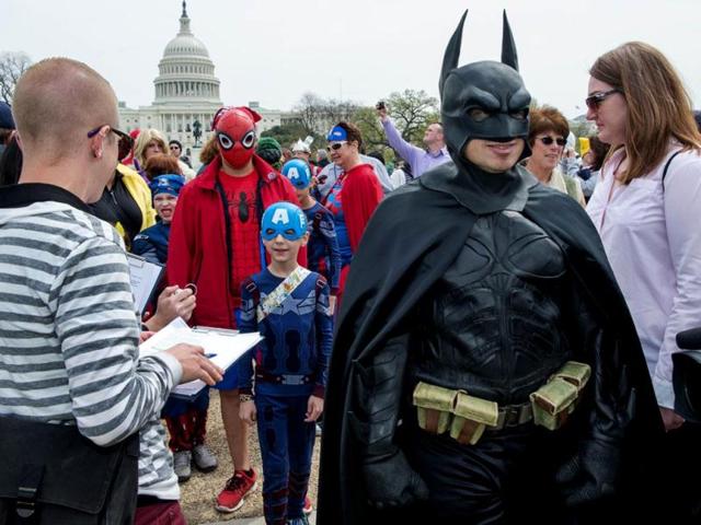 Officials count people in super-hero costumes at the Awesome Con 2014 in Washington, DC during an attempt to break a Guinness world records record of people as comic book charactors. (AFP photo)