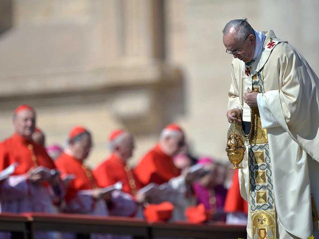 Pope Francis leads the Easter mass at St Peter's square in Vatican. Easter Sunday celebrates the Christian belief in Jesus's death and resurrection and is marked around the world, often with a variety of not strictly religious local traditions like painted eggs or Easter Bunnies. (AFP Photo)