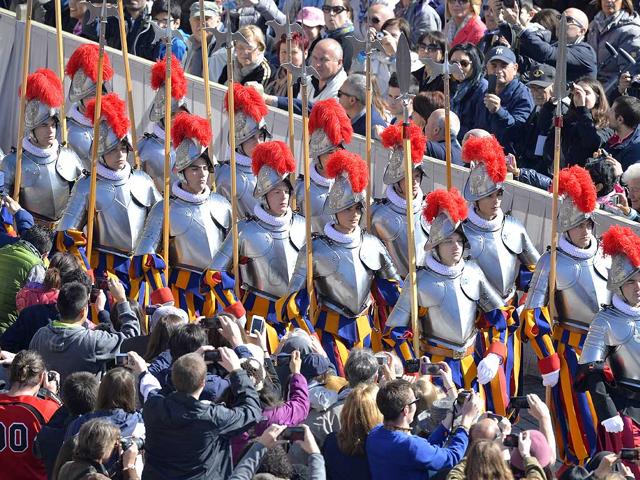 Swiss guards arrive prior the Easter mass at the St Peter's square in Vatican. (AFP Photo)