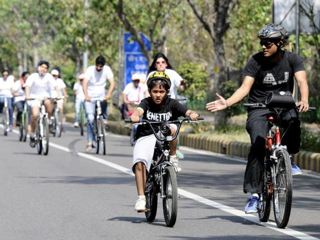 Delhiites participated in the Cyclothon flagged off by Olympian wrestler Sushil Kumar to spread awareness about Road Safety Measures at Chankyapuri in New Delhi. (Vipin Kumar/HT Photo)