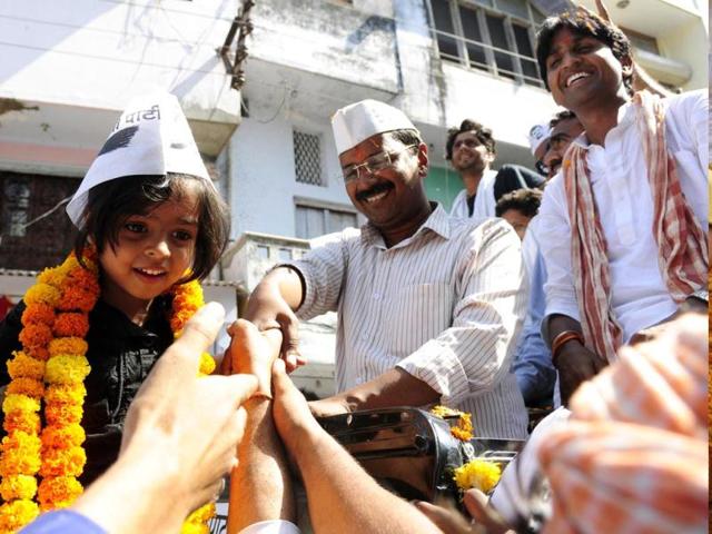 Excited Children welcome Aam Admi Party convener Arvind Kejariwal during his campaign for Lok Sabha candidate Kumar Vishwas in Amethi. (Deepak Gupta/HT Photo)