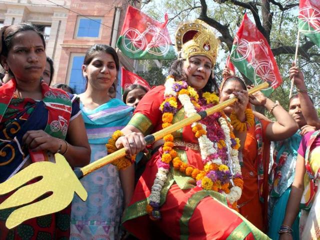 Samajwadi Party (SP) candidate Neha Sharma dressed as goddess Durga before filing her nomination papers, in Indore (HT Photo)