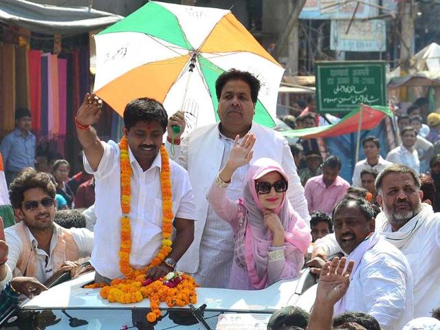 Bollywood actress Amisha Patel during a road show in support of Congress party candidate from Allahabad constituency Nand Gopal Gupta ‘Nandi’, in Allahabad. (Sheeraz Rizvi/HT photo)