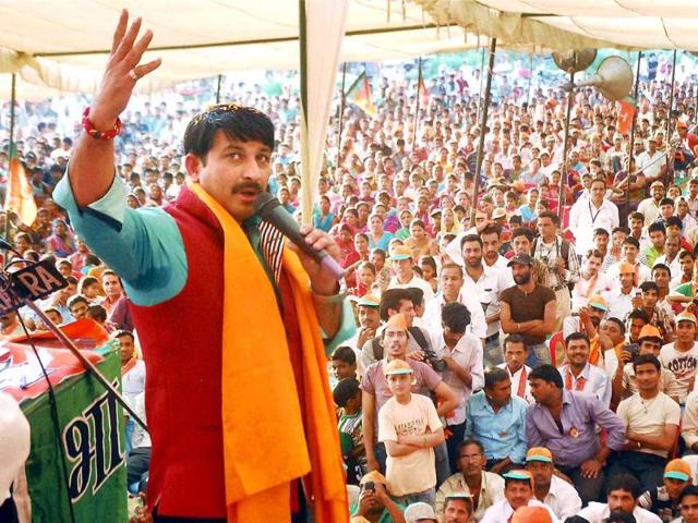 BJP leader and Bhojpuri star Manoj Tiwari campaigns for party candidate Arun Jaitley in Amritsar. (PTI photo)