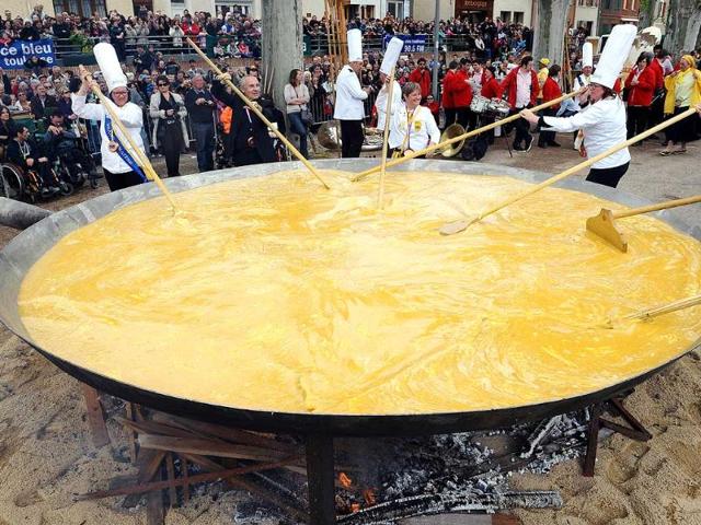 Members of the brotherhood of the Bessieres' giant Easter omelette prepare a giant omelette with thousands of eggs, in southwestern France, as part of a traditional Easter celebration. (AFP Photo)