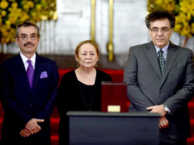 The wife of Colombian 1982 Literature Nobel Prize laureate Gabriel Garcia Marquez, Mercedes Barcha (C) and their sons Gonzalo (L) and Rodrigo, stand next to the urn containing the writer's ashes, during a tribute. (AFP Photo)