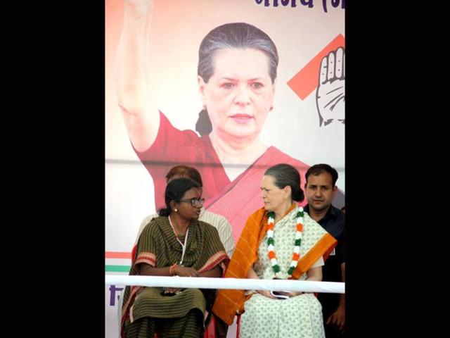 Congress president Sonia Gandhi in public rally at Neemuch for Congress candidate Meenakshi Natrajan. HT Photo